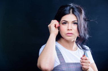 Kaşlar için özel aletleri olan usta bir kozmetolog. Güzellik salonunda güzellik uzmanı. Kirpik uzatma prosedürü. Profesyonel yüz bakımı. Güzel kadın kirpik ustası cımbız tutuyor. Boşluğu kopyala