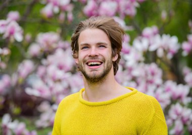 Harika bir yaz. Tazelenmiş hissediyorum. Bahar tatili Erkek cinselliği. Alerji. Manolya çiçeği açan seksi adam. Adam doğal mevsimlik arka plan. Sakura kokusu. İyi havanın tadını çıkar