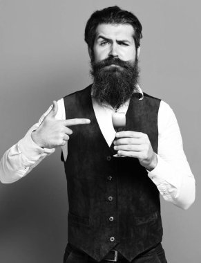 Gerçekten yakışıklı sakallı bir adam.