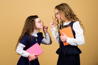 Bilgi ve eğitim. Okula dönelim. Birlikte ödev yapıyoruz. Günlük notları için not defteri. Ders çalışmak. Kağıt klasörlü küçük kızlar. Okuldan beri en iyi arkadaşlar. İlginç bir ders. paylaşım bilgileri