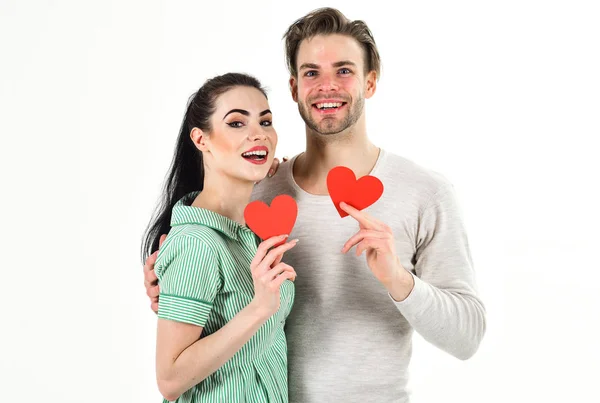 Día de San Valentín y amor. Concepto de sentimientos románticos. Hombre y mujer pareja en el amor tienen tarjeta de corazón rojo sobre fondo blanco. Pareja romántica en el amor abrazo. Hombre guapo sin afeitar y chica bonita en el amor — Foto de Stock