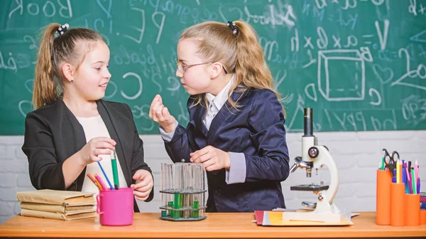 Biology lab. Happy Genius. Chemistry research in laboratory. Little girls scientist with microscope. girls genius in school lab. Science lab. science experiment in laboratory. Science involves theory — Stock Photo, Image