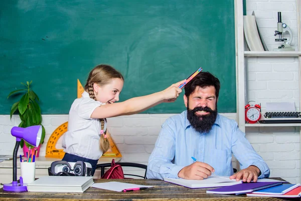 Babamla evde eğitim. Ödül ve ceza prensibi. Çalışmaya yardım. Disiplin ve terbiye. Çocukla birlikte sakallı pedagog çalışması. Ders çalışmak eğlencelidir. Okul öğretmeni ve kız öğrenci. — Stok fotoğraf