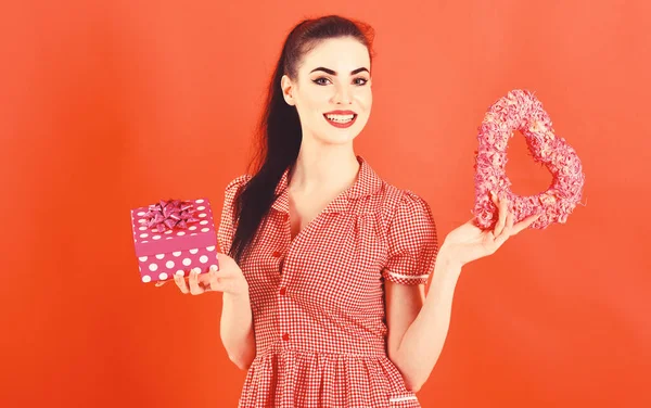 Concept de journée des femmes. Fille heureuse reçoit des cadeaux à la journée des femmes . — Photo