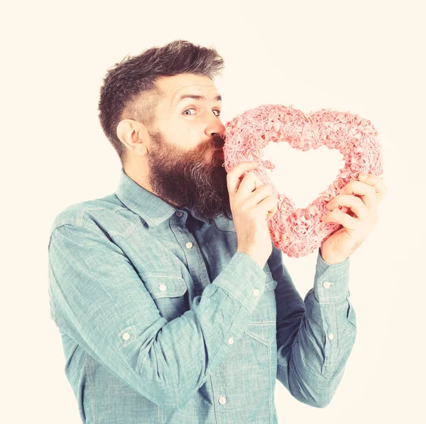 Зрілий чоловік з довгою бородою тримає рожеве серце Валентина . — стокове фото