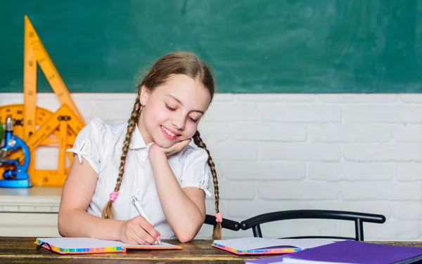 Zpátky do školy 1. září. Je závislý na učení. Zrychluji do budoucna. Dívka roztomilé dítě sedět školní učebna tabuli pozadí. Malý kluk studuje školu. Den znalostí. Koncepce rodné úlohy — Stock fotografie