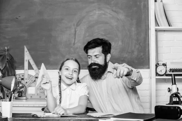 いい知らせ。娘は父と一緒に勉強します。教師の日。知識の日。ホームスクーリング。教室であごひげの教師の男と小さな女の子。学校に戻るプライベートティーチング。プライベートレッスン — ストック写真