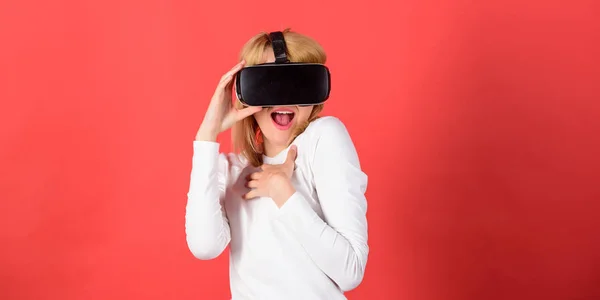 Retrato de mulher jovem vestindo óculos de realidade virtual, experimentando realidade virtual usando fones de ouvido 3d. Jovem incrível tocando o ar durante a experiência de RV. Virtual 3d. — Fotografia de Stock