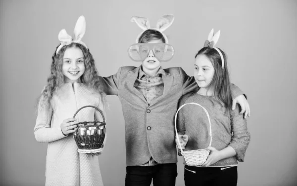 Bereit für die Eiersuche. Gruppe Kinder Hasenohren Accessoires feiern Ostern. Kinder mit kleinen Körbchen auf der Suche nach Ostereiern. Osteraktivität und Spaß. Freunde amüsieren sich gemeinsam am Ostersonntag — Stockfoto