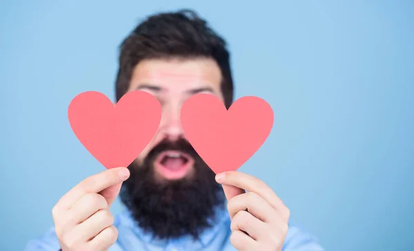 Un hipster barbudo con tarjeta de San Valentín. Celebra el amor. Chico atractivo con barba y bigote en estado de ánimo romántico. Sentir amor. Concepto de citas y relaciones. Feliz en el amor. El amor es increíble — Foto de Stock
