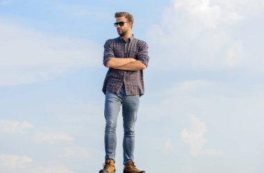 Güzel bir model. Gözlüklü iş adamı. Güven ve karizma. Maço, tıraşsız bir adam. Erkek modası. Çok moda görünüyor. Seksi erkek gökyüzü arka planı. Erkekler güzellik ve cinsellik. Gerçek erkekler.