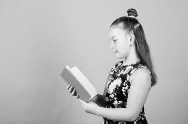 Sanat yönetmeni. Yazmak için çalışma kitapları. Not almak için okul günlükleri. Pembe not defteri olan küçük bir kız. Not defterli okul çocuğu. Zeki trend çocuk not klasörünü okuyor. Küçük iş kadını. Küçük patron