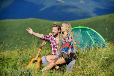 Romantizm yürüyüşü. Dağlarda kamp yapmak. Aile seyahati. Yaz tatili. Kamp çadırının yanındaki erkek arkadaş gitarı. Birbirine aşık çiftler, mutlu, rahatlatıcı doğa geçmişi. Aşk konsepti. Kamp tatili