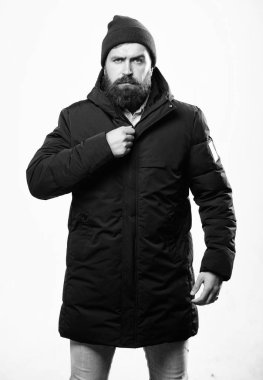 Şık ve rahat. Hipster modern moda. Adam şapka ve siyah kış ceket giymek. Hippi tarzı giyim. Hippi kıyafet. Adam sakallı hippi tribünde beyaz izole sıcak siyah ceket parka