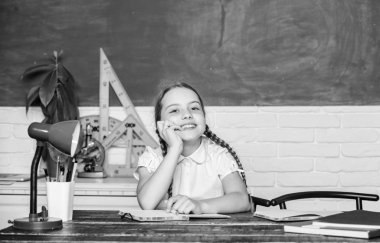 gün hayalperest. Okula geri dön. modern teknoloji ile dijital çağ. okulda küçük kız çalışma. Örgün ve gayri resmi eğitim. gelecekteki başarı eğitim. sınıfta küçük çocuk