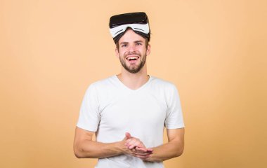 İnsanlar modern teknolojiyi kullanır. Sanal gerçeklik gözlükleri. Modern iş ve eğitim. Dijital gelecek yeniliği. Programlama Projesi üzerinde çalışıyorum. Adam kablosuz VR gözlük takıyor. Modern teknoloji