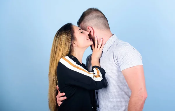 Geheimen delen. Een paar doelen concept. Man en vrouw beige achtergrond. Familie liefde. Een paar flirten. Vertrouwen en steun. Leuke en lieve relatie is droom voor elk meisje in de wereld. Verliefd stel — Stockfoto