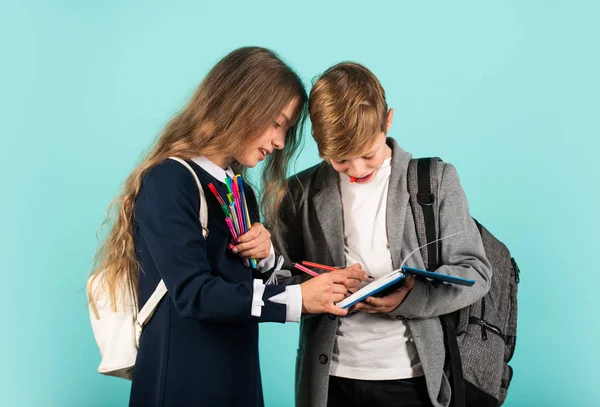 Usa la tua immaginazione. Ragazzina e ragazzo dipingono a scuola. Attingendo dall'immaginazione. Fantasia infantile. L'immaginazione è l'inizio della creazione. Immagina... — Foto Stock