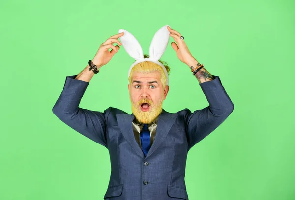 Vacaciones de primavera. El hombre de negocios usa accesorios de disfraces de conejo. El hombre barbudo toca orejas de conejo en la cabeza. Fiesta de Pascua y diversión. Temporada de primavera. Celebrando el equinoccio de primavera. Llegó la primavera —  Fotos de Stock