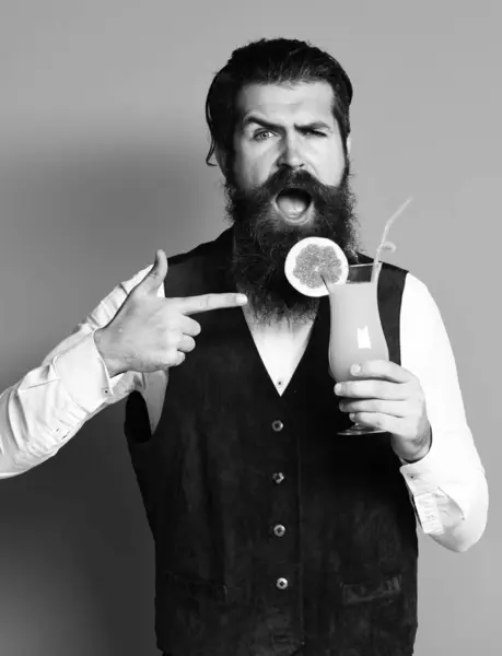 Satisfeito bonito barbudo homem com longa barba — Fotografia de Stock