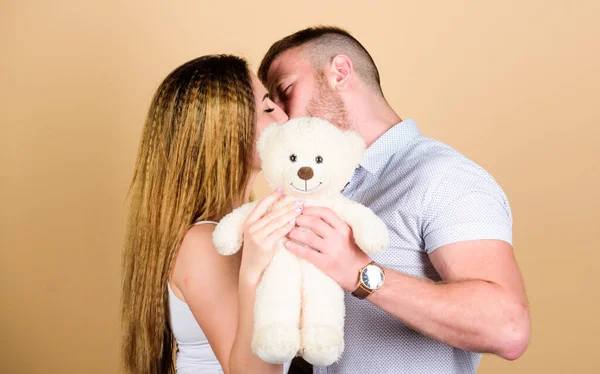 L'amour en regard. relation amoureuse. date d'amour. valeurs familiales. couple amoureux. relations familiales et bonheur. cadeau de Saint Valentin. sexy fille et homme tenir ours en peluche. homme et femme embrasser — Photo