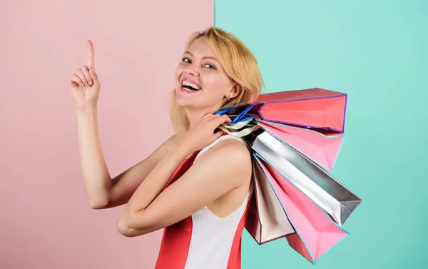 Winkelen geluk. presenteren pakketten voor vakantie voorbereiding. zomerkorting. speciale aanbieding op zwarte vrijdag. De winkel is gesloten. Gelukkige vrouw shopper. Grote verkoop. vrouwelijke shopaholic houden boodschappentassen — Stockfoto