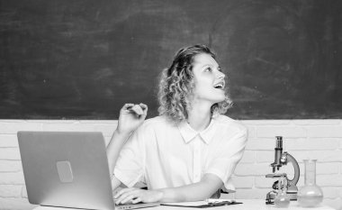 Kendi araştırma projesini başlatın. Üniversite öğrencisi veya okul öğretmeni. Dizüstü bilgisayarı ve mikroskobu olan öğrenci kız. Yetenekli gençler için eğitim programı. Burs ve burs yetenekli öğrenci için başvurun