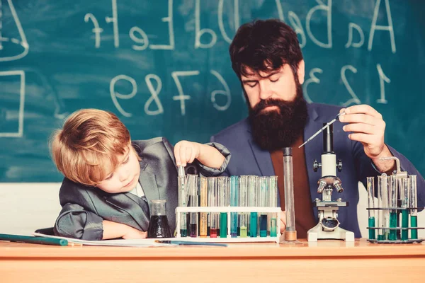 Jeder jeden Tag erfolgreich. Chemie und Physik Biologie. Weisheit. zurück zur Schule. Kleiner Junge mit Lehrer. Kolben in der Hand mit Reagenzgläsern. Sohn und Vater in der Schule — Stockfoto