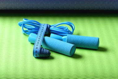 Egzersiz ve ferahlık kavramı. Mavi renkli ip atlama