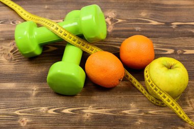 teyp ve apple, diyet kavramı için turuncu ölçme ile halter ağırlık
