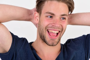 Ellerini başının arkasında maço neşeli yüz tutar, yakın çekim