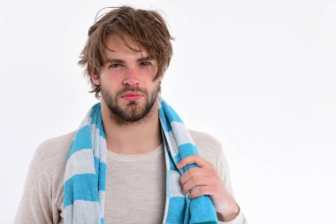 Beyaz arka plan üzerinde kopya alanı izole dağınık saçlı çocuk