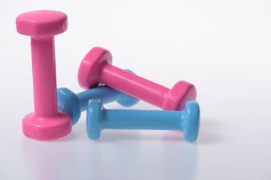 Barbell birbirine yakın, farklı boyutlarda yakın çekim