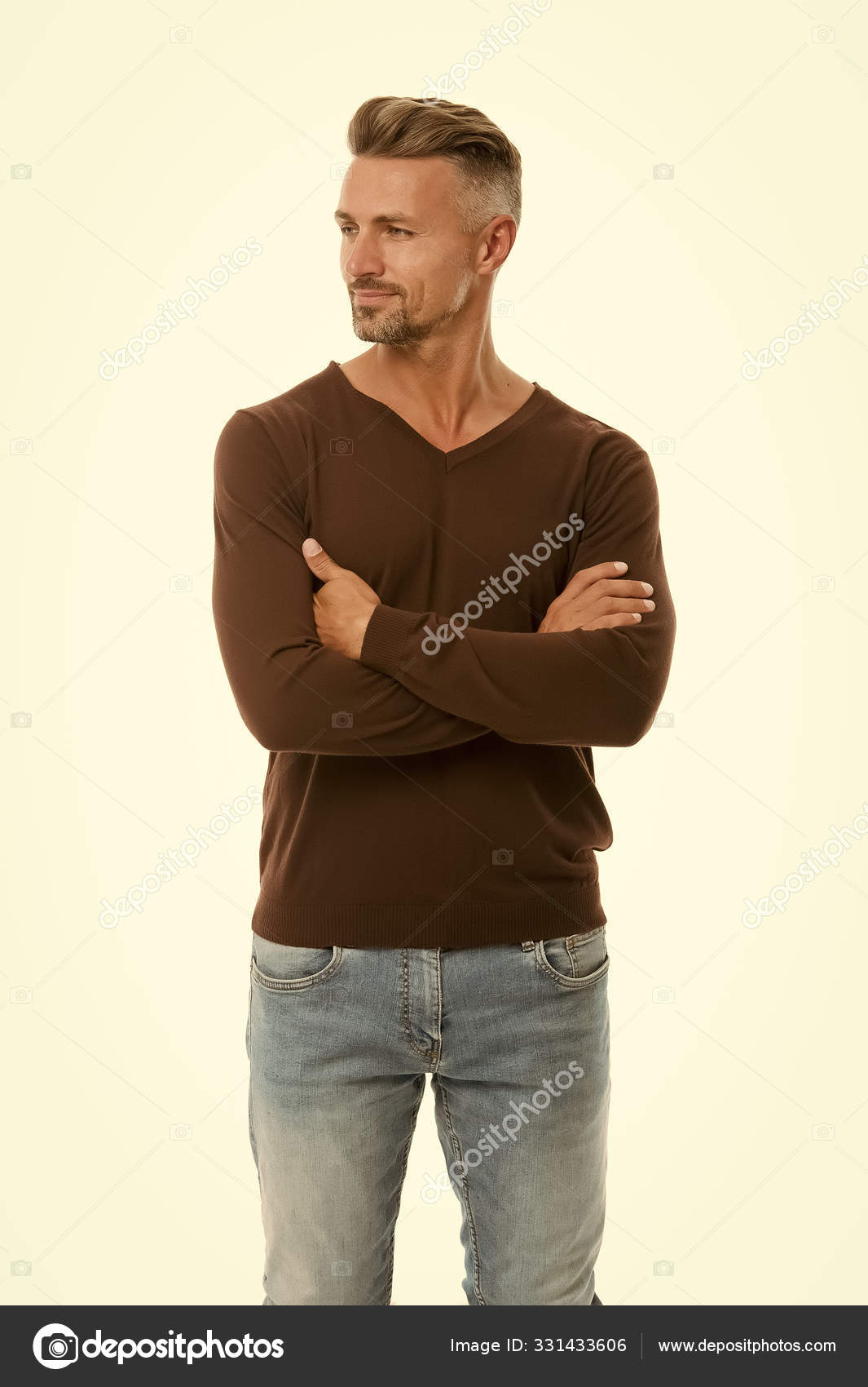 El hombre se ve guapo en estilo El tipo usa ropa casual