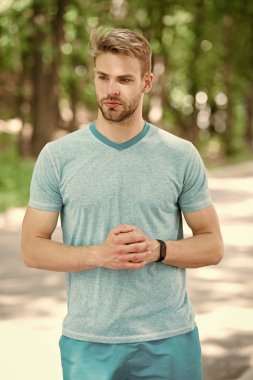 Adam yakışıklı sakallı yüz. Sporcu yaşam tarzı. Metroseksüel görünüm kavramı. Parktaki yakışıklı atlet. Erkek güzelliği. Spor refahı ve öz bakım. Yakışıklı adam sportif kıyafet kendinden emin görünüyorsun