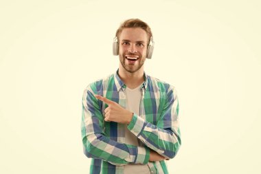 İyi ruh hali için müzik. En sevdiği grup. Eğlenceli bir şarkı. Ses kaydı. Motivasyon ve ilham için müziği dinle. Modern kulaklık konsepti. Tıraşsız yakışıklı hippi müzik kulaklığı dinliyor.