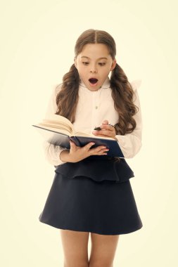 Hata yaptım. Eğitime odaklanmış. Öğrenci kız öğrenci çalışması. İlkokulda okudum. Özel ders. Sevimli liseli kız. Resmi eğitim konsepti. Okul eğitimi temelleri. Şok edici hata