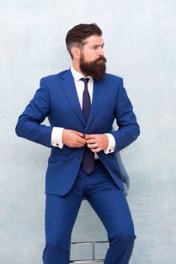 Ofis kıyafetlerine şık ve modaya uygun bir ton getir. Sakallı adam düğmesi, şık takım elbise ceketi. Meşgul bir adamın modaya uygun görünüşü. Moda bir ofis gardırobu. Moda ve tarz