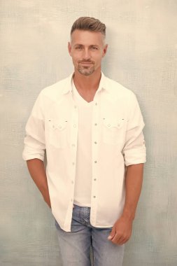 Berber dükkanı konsepti. Kır saçlı. Berber kuaförü. Adam olgun, iyi görünümlü bir model. Maço olmak ne demek? Tüylü ve sakallı. Doğal güzellik. Çekici, bakımlı bir yüz kılı.