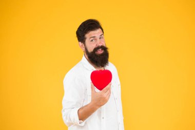 Daha fazla fiziksel aktivite yapmak sigarayı bırakmak alkolü azaltmak. Sağlıklı bir kalp. Sakallı hippi adam kırmızı kalbi tutar. Sağlık hizmeti konsepti. Kontrol, kalp hastalığının risk faktörlerini anlamanıza yardımcı olur