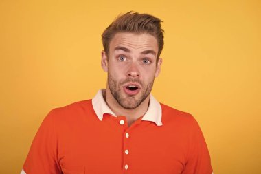 - Neden? Her gün merak ediyorum. Yakışıklı, şaşırmış bir adam. Tüylü ve saç stilli, bakımlı, şaşırmış bir adam. Erkek güzeli. Berber kuaför salonu. Sakallı, şaşırmış adam. Duygusal ifade