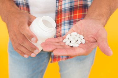 Sadece bir hap yardımcı olabilir. Erkek sağlığı için gıda katkı maddeleri. Biyolojik vitamin kompleksi. Hastalık tedavisi. Erkek uyuşturucu kavanozu. Adam vitamin hapı kutusunu tutuyor. Tıp konsepti. anabolik ve steroidler