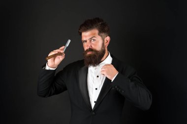 Bıyık mevsimi. İşadamı uzun sakal ve bıyık takıyor. Sakallı, şık bıyıklı bir adam. Tıraş bıçağıyla tıraş olan bıyıklı. Erkek üstat. Berber dükkanı. Berberler