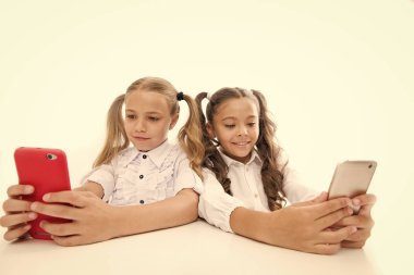 Çevrimiçi oyun oynamak. Blogger okulu. Eğitim başvurusu. Schoolgirls akıllı telefonlar internet sosyal ağlarsörf. İleti gönder. Çevrimiçi iletişim. Çevrimiçi web günlüğü oluşturun. Sosyal ağları takip edin