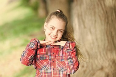 Duygusal çocuk doğası geçmişi. Çocuk bakımı. Dinlenmek için tatil zamanı. Olumlu duygular. Küçük kız parkta dinleniyor. Küçük çocuk yürüyüş parkının keyfini çıkar. Hafta sonu tatili. Kaygısız kız çocuğu. Yaz tatili