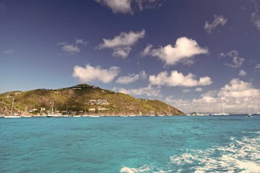 Yaz tatili destinasyonları. Egzotik tatil fikirleri. Tatil deniz Plajı. Mükemmel bir yer vücut şarj ruhu rahatlayın. Tropikal ada. Dağ kıyısı St. Barts. Seyahat ve yolculuk. Turizm konsepti