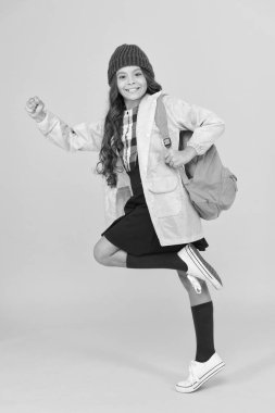 Aktif tatili tercih ediyor. Küçük çocuk okul tatilinde sırt çantasıyla seyahat etmekten hoşlanır. Küçük çocuk sonbahar tatiline ya da tatile çıkıyor. Tatil gezisindeki mutlu kız