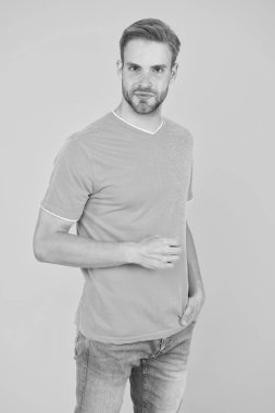 Modern erkek saç stili. Hippi saçı. Yakışıklı adam sarı arka plan. Tüylü ve şık saç stili olan bakımlı bir adam. Erkek güzeli. Berber kuaför salonu. Sakallı adam. Gençliği koru