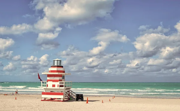 Екскурсія по Майамі-Біч барвисті вежі рятувальник. Вигадливий знакових структур. Рятувальник вежі South Beach унікальний і варто приймати неквапливо прогулятися, щоб побачити. Дослідіть Південний пляж. Смугаста маяк дизайн — стокове фото