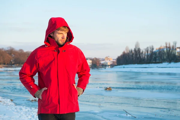 Pensamientos agradables. pronóstico del tiempo. humano y la naturaleza. hombre caminando paisaje nevado en la puesta del sol. concepto de viaje y expedición. Un hombre con parka roja. moda masculina de invierno. ropa de abrigo para clima frío —  Fotos de Stock